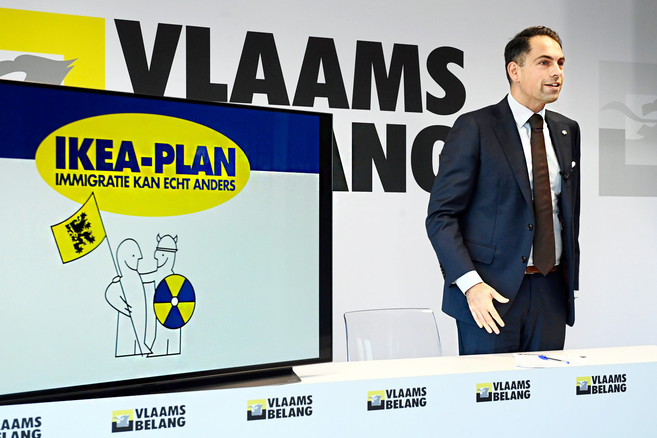 Vlaams Belang-voorzitter Tom Van Grieken bij het Ikea-plan.
