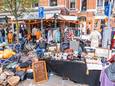 Mensen verkopen hun spullen op de rommelmarkt tijdens Koningsdag in Den Haag, 2023.