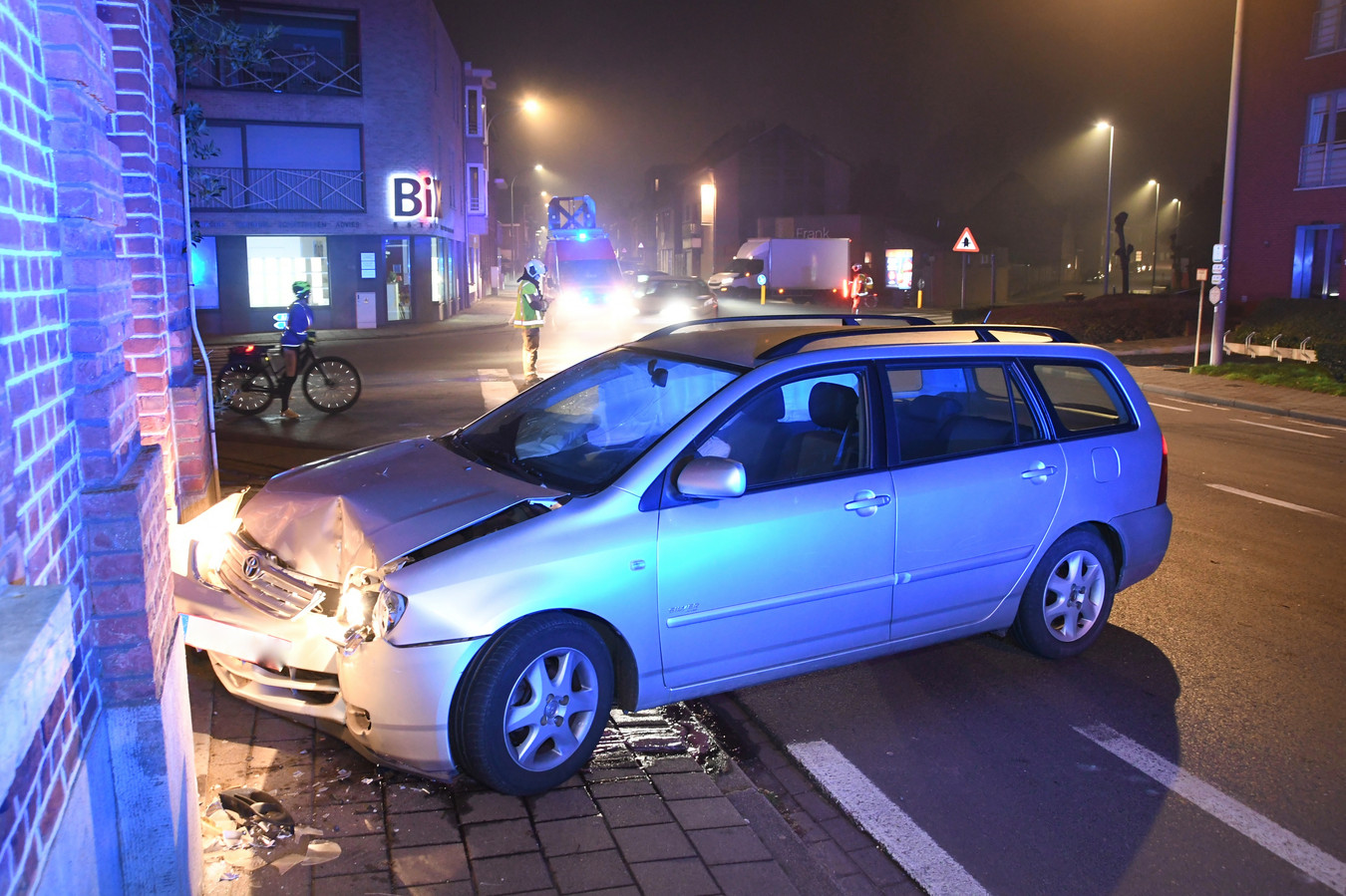 Na de botsing botste de Toyota Corolla tegen de gevel en voordeur van een woning op de hoek.