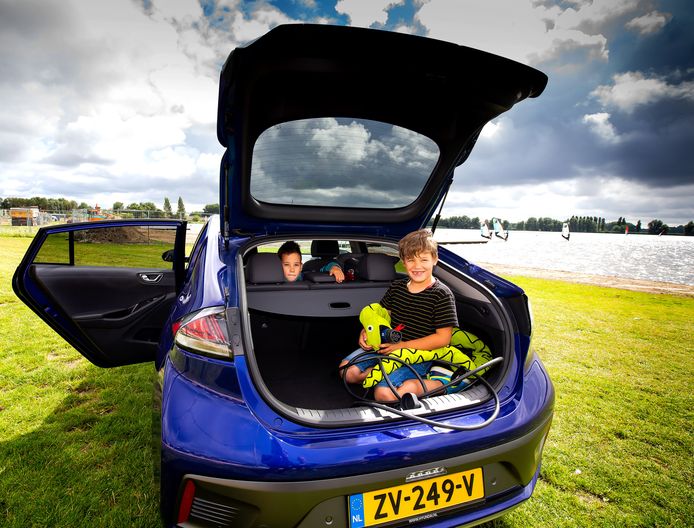 Raaf en zijn pluche slang zijn onafscheidelijk. Hier zitten ze samen met de laadkabel én broertje Steef in de Hyundai Ioniq Electric. FOTO BART HOOGVELD