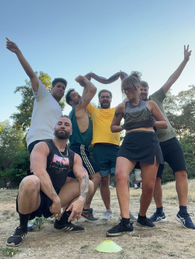 Orlando (llinks vooraan) opende zijn zaak een week voor de eerste lockdown. Zijn cliënteel bestaat intussen al lang niet meer uit enkel queers. Zo’n 70 procent is lgbtqia+, schat hij. Beeld rv