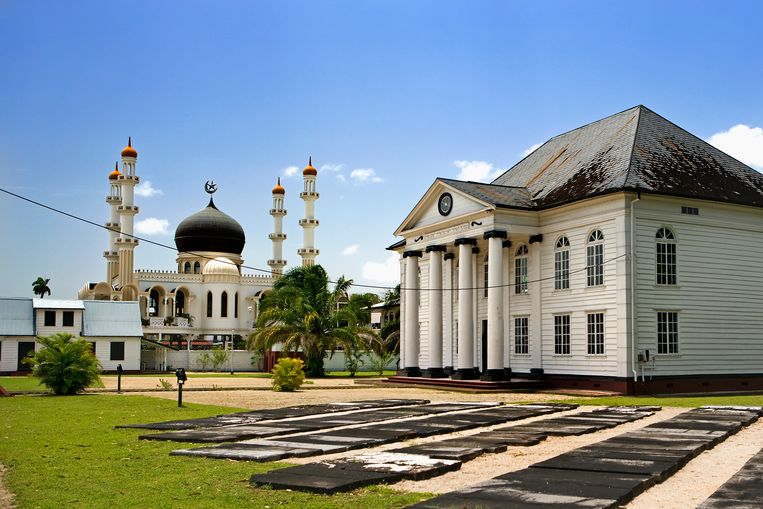 Een moskee en synagoge in de Keizerstraat van Paramaribo, Suriname. Beeld Hollandse Hoogte / Frans Lemmens