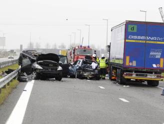 Dode bij zware kettingbotsing op E40 in Oostduinkerke