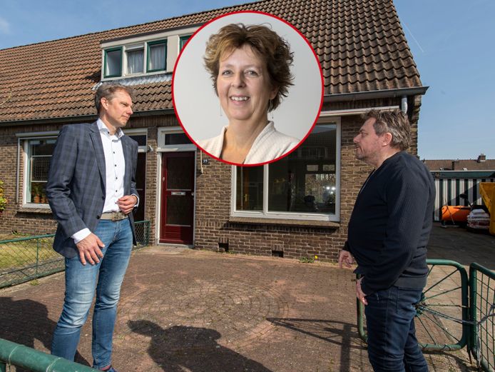 Welbions-vertegenwoordigers voor een van de huizen aan de Mariastraat.