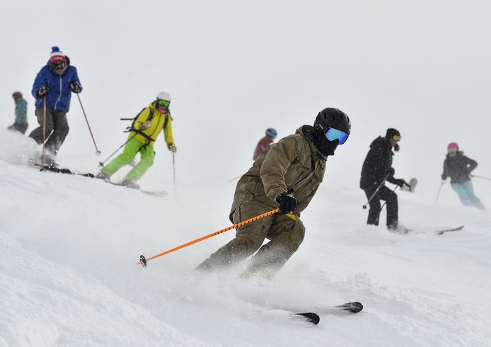 In het Franse Val Thorens (2.300 meter hoogte) kon twee weken geleden al volop geskied worden. Er komt echter zoveel sneeuw aan dat ook de lagere pistes nog voor de kerstvakantie open gaan.
