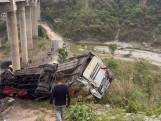 Bus ligt op de kop in Himalaya na dodelijke val van brug
