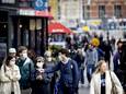 Winkelend publiek draagt hier een mondkapje.