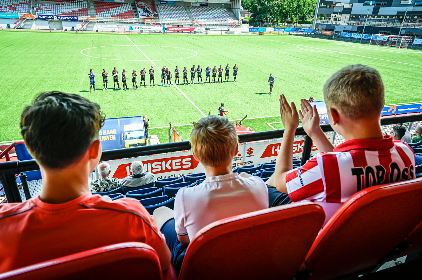 Paar honderd supporters bij open dag TOP Oss: ‘Dit seizoen? Nou, twee ...