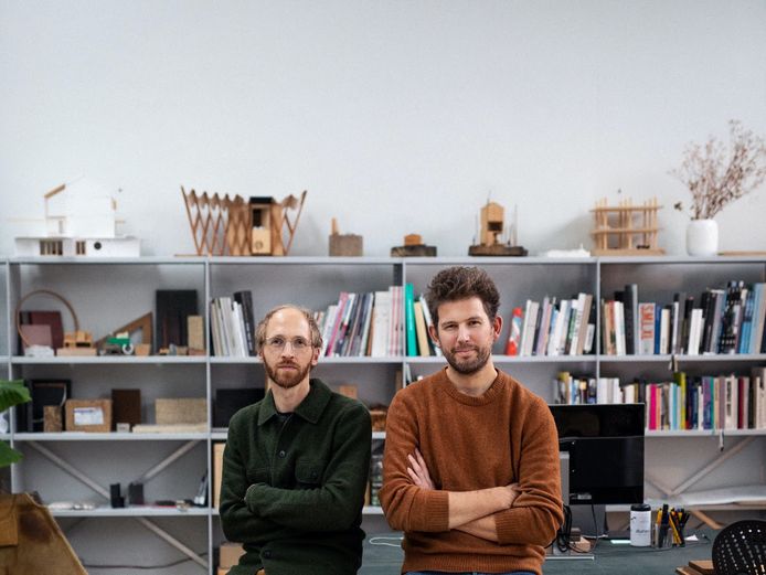 Niels Groeneveld (links) en Raoul Vleugels van architectenbureau Werkstatt uit Eindhoven. Zij krijgen in november de Rotterdam-Maaskant-prijs voor jonge architecten 2021.