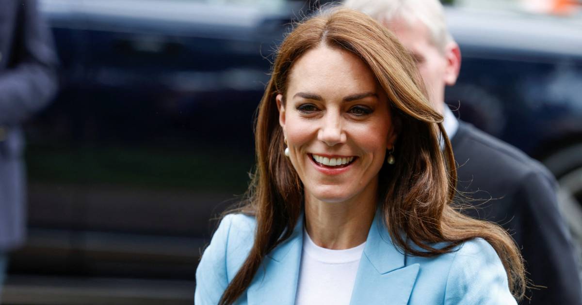 Kate abbraccia la ragazza che piange quando vede la principessa e il pubblico si scioglie |  Visualizza
