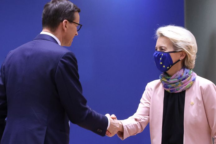 De Poolse minister-president Mateusz Morawiecki (L) en Commissievoorzitter Ursula von der Leyen schudden elkaar de hand.
