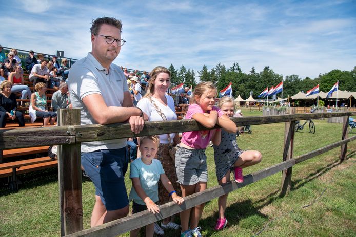 In Beekbergen wordt deze dagen weer het Paardenspektakel gehouden. Het gezin van Femm (roze shirt) neemt een kijkje.