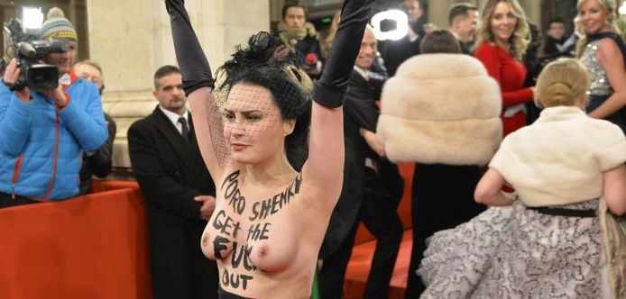 Gisteravond verstoorde een activiste van de Oekraïense feministische protestgroep een poepsjiek bal in Wenen.