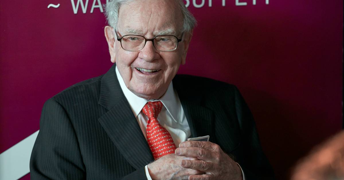 Billionaires Show Their Generous Side: Even Warren Buffett Gives 8 Million to Charity |  Money