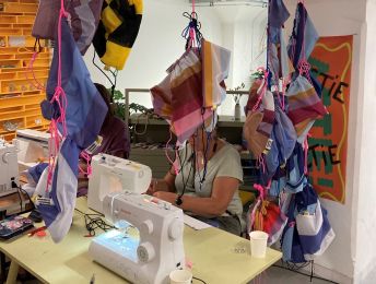 Uittip: tassen naaien van oude vlaggen in Stedelijk Museum Schiedam