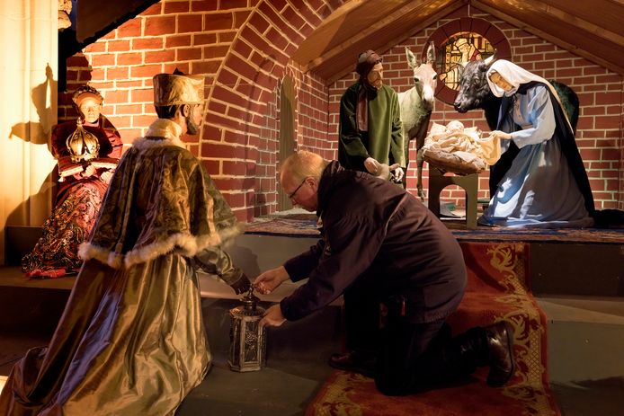 Kindje Jezus en jarige Sint-Jan samen middelpunt in dé kerststal | Den ...