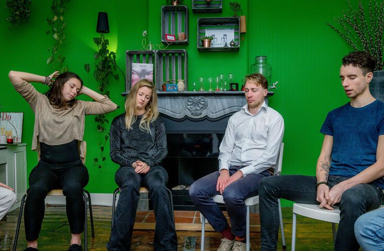 Deelnemers van The Therapy Club tijdens een meditatie. Rechts oprichter Rob van Drunen. Beeld Foto: Jean-Pierre Jans