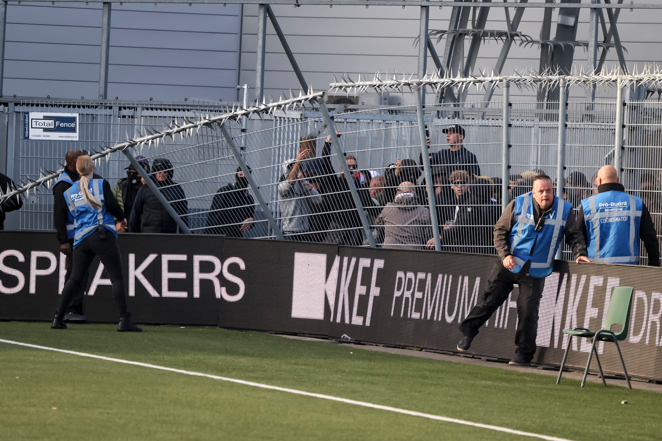 Twee mannen (37) uit Bosch Vlijmen aangehouden voor rellen na Den Bosch - Oss | Foto | gelderlander.nl