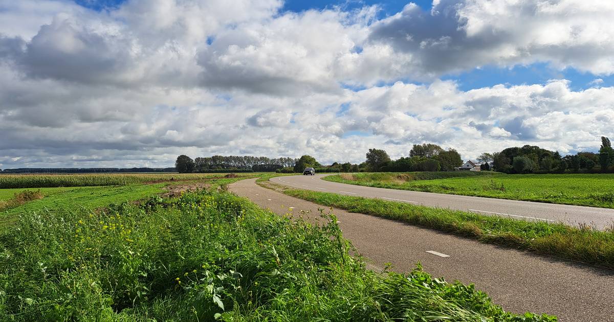 Sloophuisje ‘ongeluksbocht’ Turkeijweg verdwenen, vrij uitzicht op de polders bij 't Kerkje