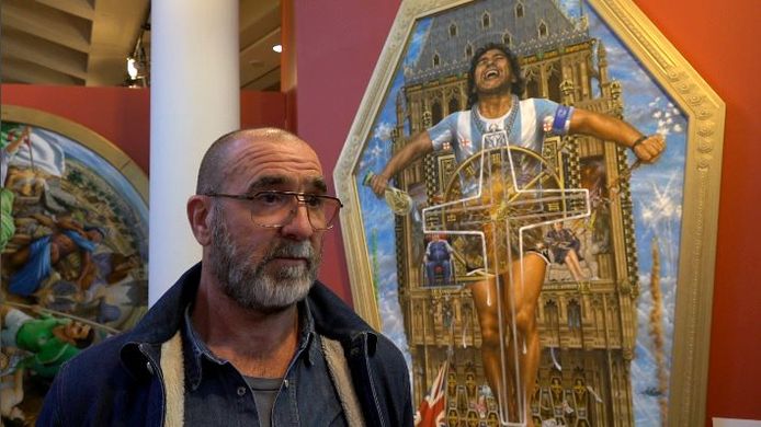 Eric Cantona bij een werk van de tentoonstelling in het National Football Museum in Manchester, Engeland. (12/01/23)!