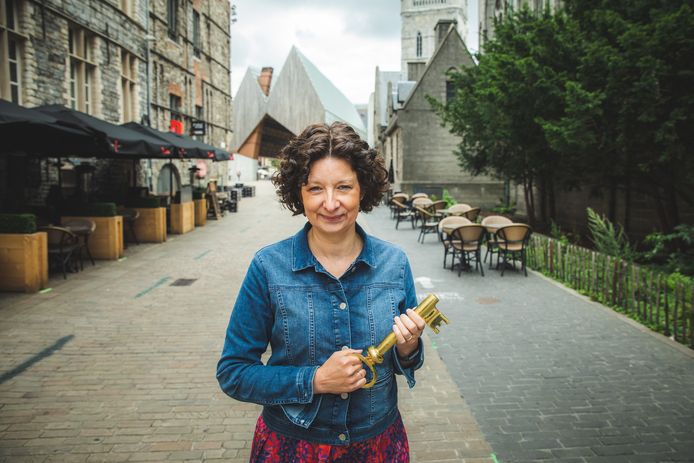 Feestenschepen Annelies Storms met 'de sleutel van de stad'.