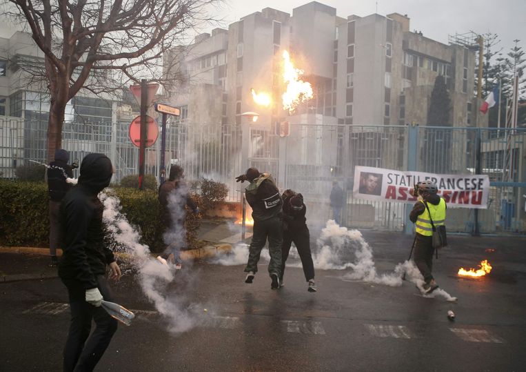 Betogers werpen molotovcocktails in de straten van Bastia. Beeld AFP