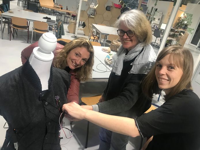 Onderzoekers Geke Ludden en Angelika Mader van de Universiteit van Twente en modeontwerpster Hellen van Rees bedachten een vest dat een kromme rug corrigeert met een duwtje.
