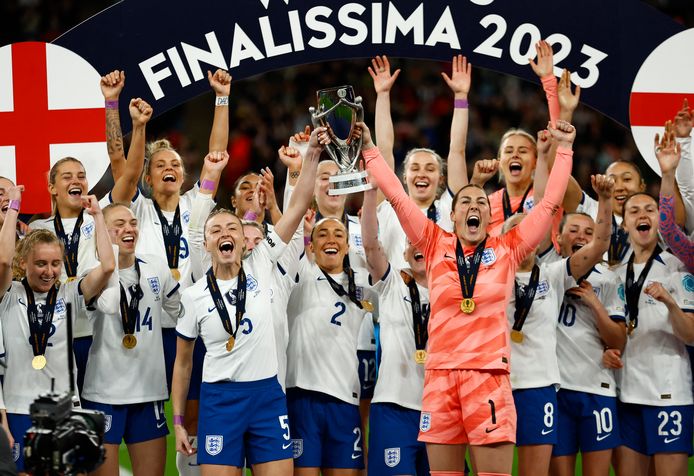 Captain Leah Williamson and goalkeeper Mary Earps lift the trophy in the air after winning the finalsima at Wembley.