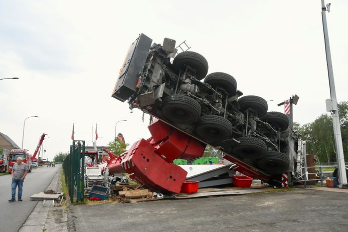 De 48 ton zware kraan helde over en kantelde op de werf aan het sluizencomplex in Ooigem.