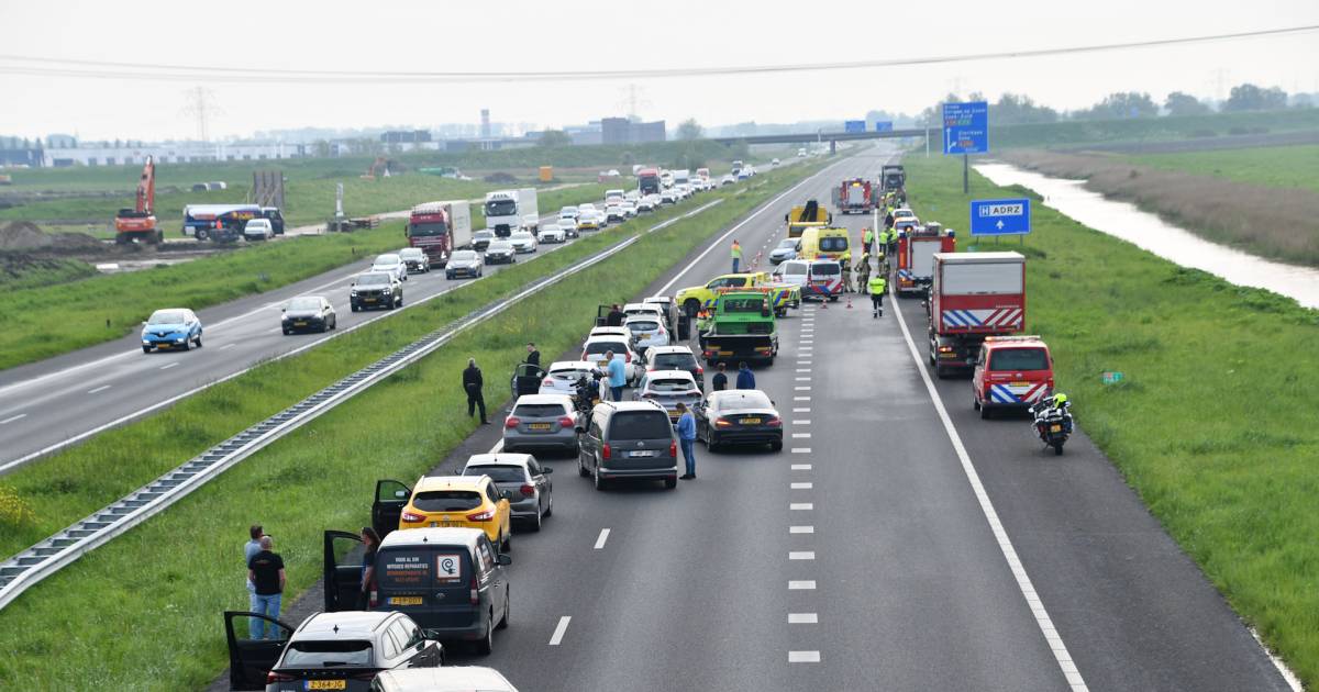 Vrachtwagen gekanteld op A16, verbindingsweg richting Den Bosch dicht.