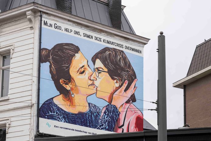 Een parodie op Brezjnev en Honecker: Zuhal Demir en Tinne Van der Straeten kussen voortaan innig op de Antwerpse Leopoldplaats.