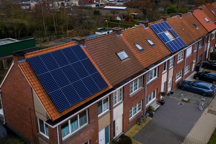 Vorig jaar werd nog een recordaantal zonnepanelen geïnstalleerd in Vlaanderen. Maar intussen is het vertrouwen helemaal zoek.