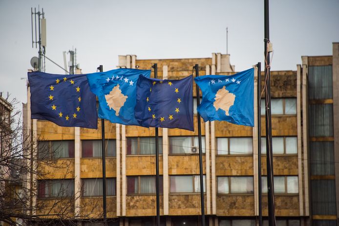 Vlag van Kosovo en de Europese Unie.
