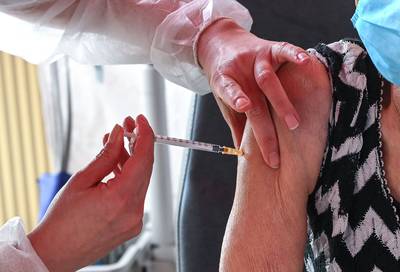 Franse 80-plussers krijgen vierde dosis van coronavaccin