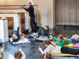 Monique Bullens geeft een workshop mindfullness voor kinderen in de kapel van klooster Sint Catharinadal in Oosterhout. Waar komt het geluid vandaan?