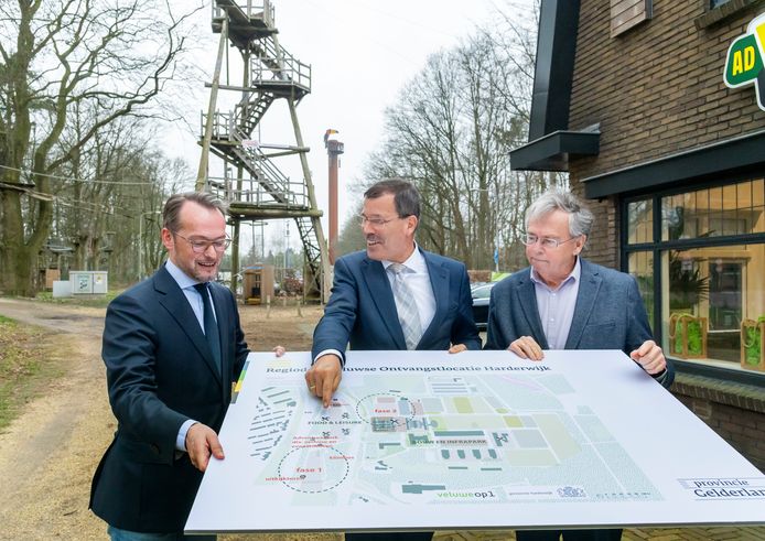 V.l.n.r.: wethouder Wilco Mazier van de gemeente Harderwijk, Gelders gedeputeerde Peter van 't Hoog en Willem Bijleveld, voorzitter van de VeluweAlliantie. Samen presenteren zij de plannen voor de Boekhorstlaan en het Bouw- en Infrapark in Harderwijk.