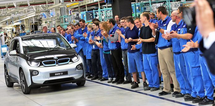 Werknemers van de BMW-fabriek in Leipzig applaudisseren bij de lancering van de elektrische wagen i3.