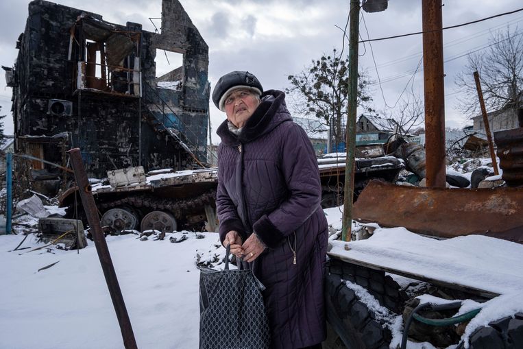 De Oekraïense Tamara Yevdokimova staat voor haar vernielde huis en de restanten van een Russische tank in Sviatohirsk. Beeld AP