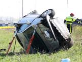 Auto belandt op zijkant in berm op A59 bij Waalwijk
