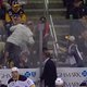 Man steelt puck van jonge ijshockeyfan