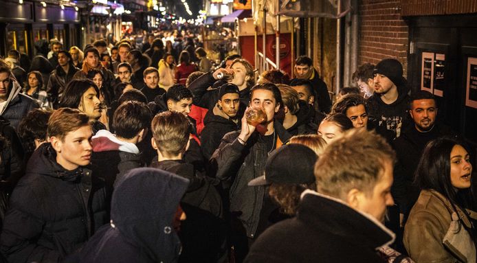 Uitgaanspubliek in de rij bij Chicago Social Club tijdens de protestactie De Nacht staat op