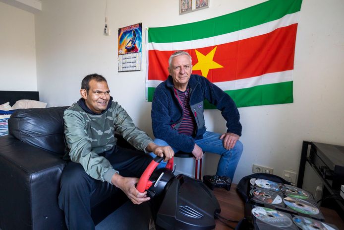 Martin heeft een carriereswitch gemaakt en is nu begeleider op het westerhonk. Foto van hem samen met bewoner Dharmender.