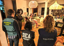 Deze foto publiceerde Europol bij het bericht over de arrestatie van belangrijke Europese criminelen in Dubai. Om welke arrestatie het precies gaat, wordt niet vermeld.