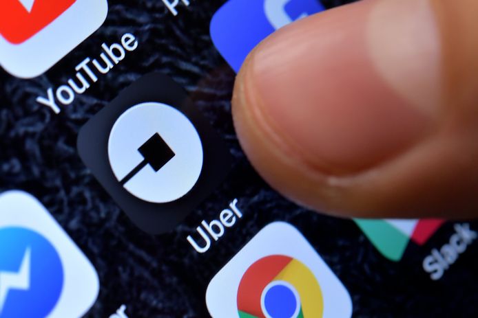 De Uber-app krijgt een alarmknop, waarmee passagiers bij gevaar direct de politie kunnen bellen.