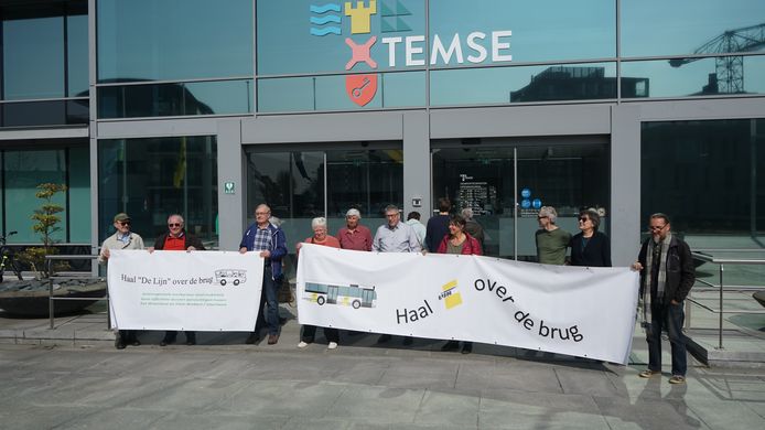 Voor de ingang van AC De Zaat werd woensdag actie gevoerd door de burgerbeweging Haal De Lijn over de Brug.