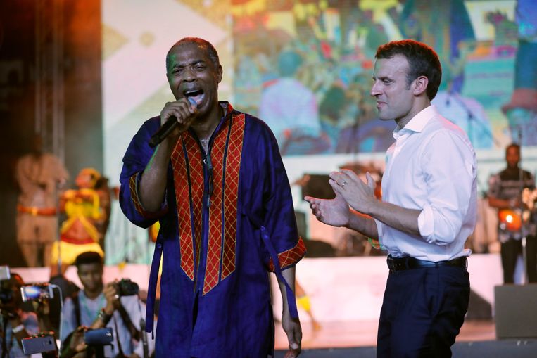 ‘De Franse president is een fan. We hadden een leuke avond samen, hij heeft zelfs even mee percussie gespeeld.’ (Foto: Femi Kuti met Emmanuel Macron) Beeld REUTERS