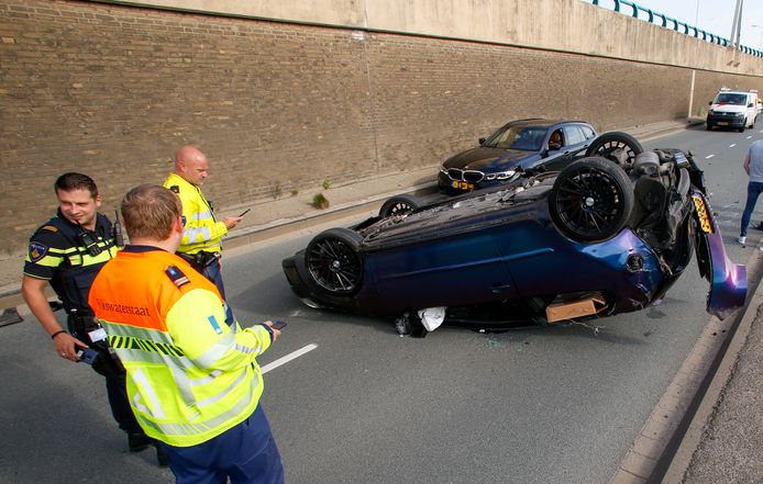 Bij een ongeval op de Mijlweg in Dordrecht is vrijdag een auto op z’n kop beland. De bestuurder raakte hierbij gewond.
