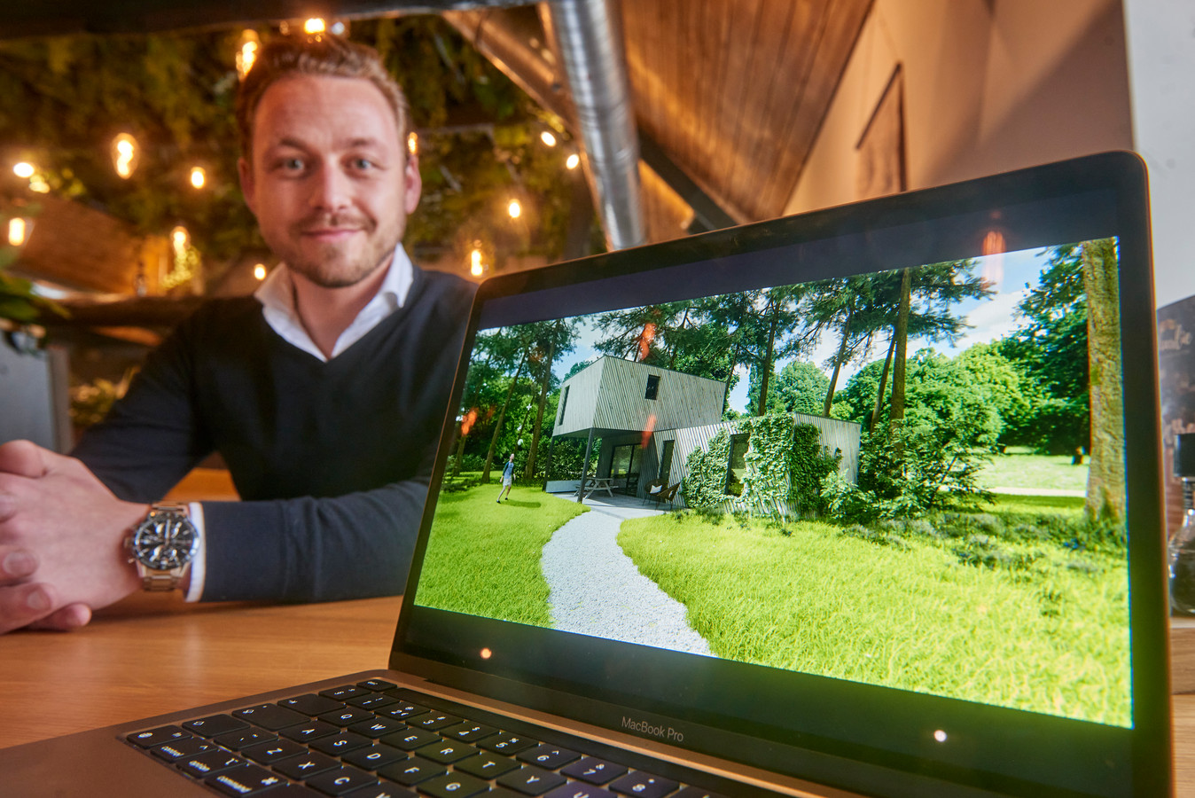 Charles Veerkamp toont op zijn laptop een van de toekomstige vakantiehuisjes op De Roompot in Schaijk