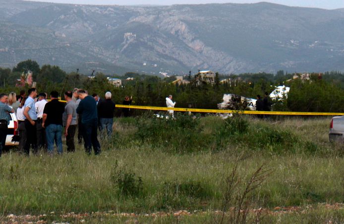 Hulpdiensten doen onderzoek op de plek waar het vliegtuigje neerkwam.
