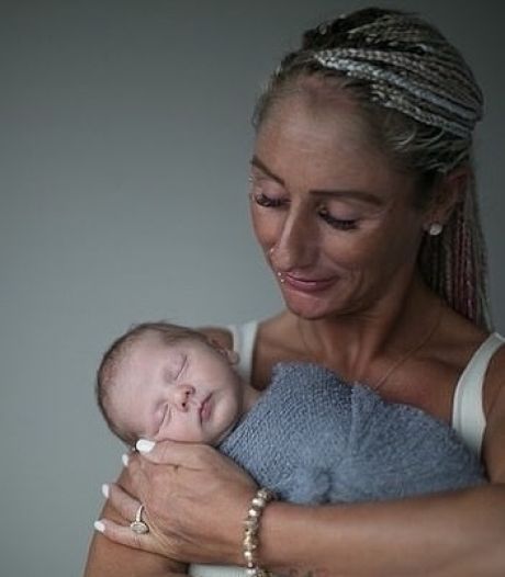 Elle pense que son fils dort dans le porte-bébé, il est en réalité mort étouffé